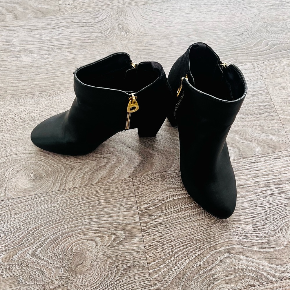 ❌2 for $20❌. Used Naturalizer Ankle boot. Size 7.5